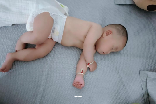 衢州三个月宝宝抬头不稳